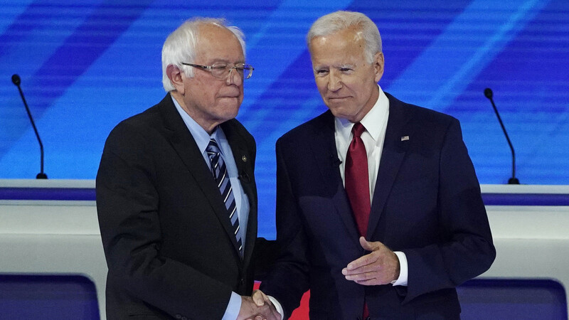 Die demokratischen Bewerber um die Präsidentschaftskandidatur, Bernie Sanders (l.) und Joe Biden, stehen sich am Montag in einem Fernsehduell gegenüber.