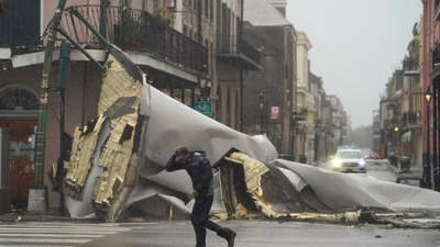 Ein Mann geht an einem Teil des Daches vorbei, das durch den Hurrikan Ida von einem Gebäude im French Quaeter in New Orleans weggeblasen wurde.
