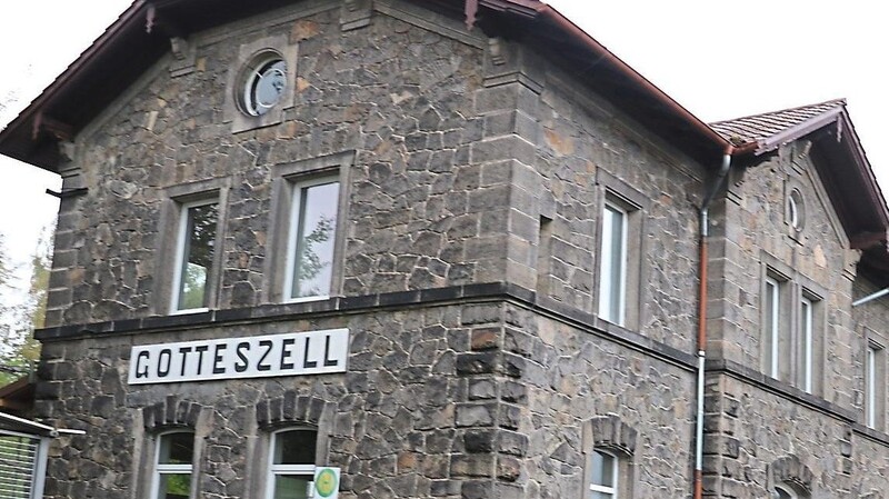 Eisenbahnromantik: das Bahnhofsgebäude in Gotteszell. Die Waldbahn von Plattling nach Bayerisch Eisenstein wurde im September 1877 eröffnet. Damit erhielt Gotteszell einen Bahnanschluss.