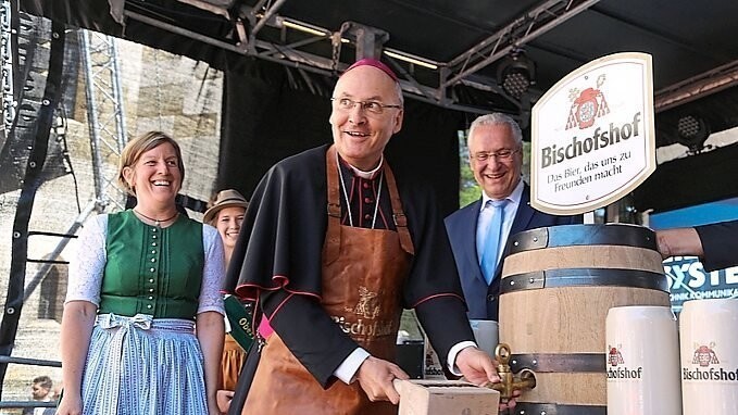 Auch das Bier durfte beim Domfest nicht fehlen: Bischof Rudolf Voderholzer und Innenminister Joachim Herrmann.
