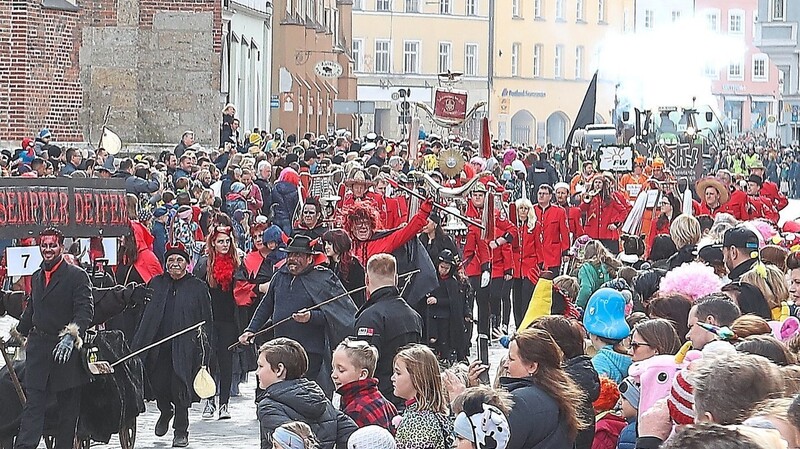 2019 war in Landshut der letzte Faschingsumzug. Dieser findet im jährlichen Wechsel mit Ergolding statt, heuer schlängelt sich der Wurf mit Fußgruppen, Wägen und Spielmannszügen wieder durch die Altstadt.