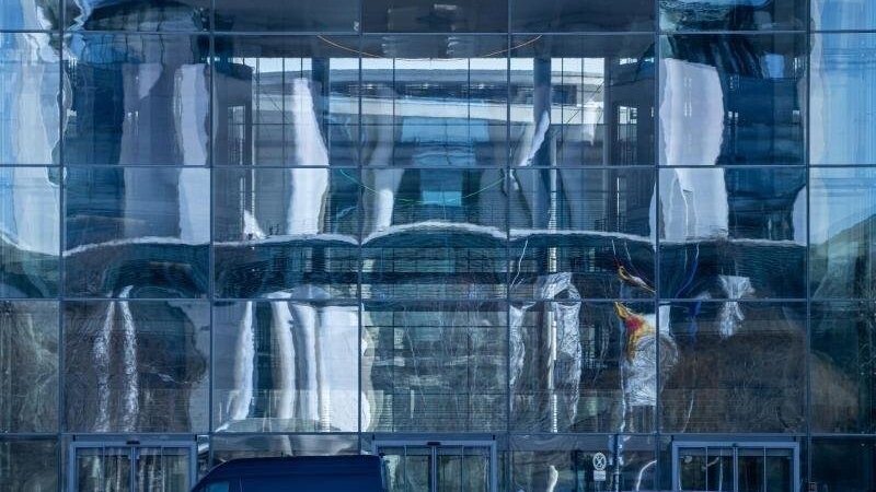 Die Fassade des Bundeskanzleramts spiegelt sich im Paul-Löbe-Haus des Bundestags. Im Kanzleramt berät Kanzlerin Merkel in einer Videokonferenz mit den Regierungschefs der Länder über die Regelungen im Umgang mit der Corona-Pandemie.