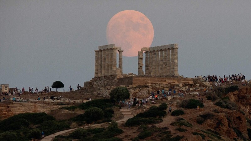 Touristenspot am Kap Sounion in Griechenland: Der Mond geht hinter den Säulen des antiken Poseidon-Tempels auf.