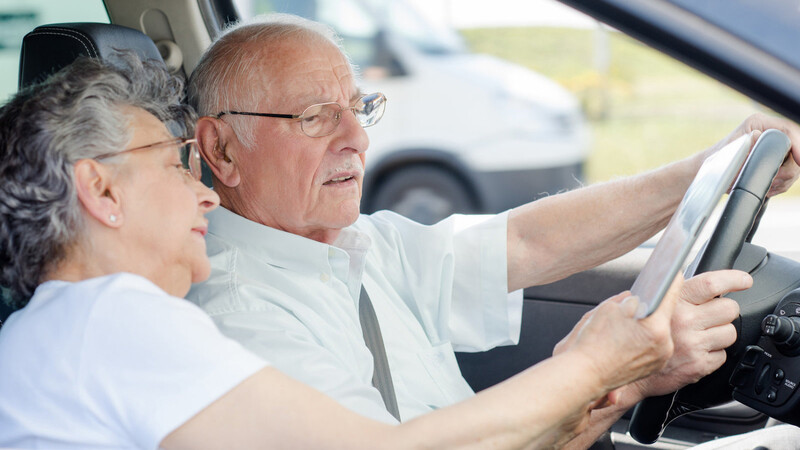 Mit zunehmenden Alter nimmt die Reaktionsfähigkeit im Straßenverkehr ab.