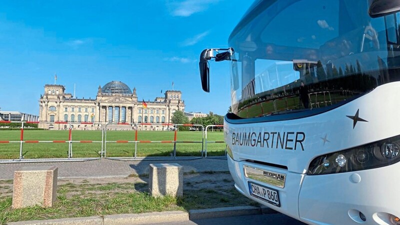 Mit dem Bus zum Bundestag: Reisen nach Berlin, an den Gardasee oder nach Wien werden gut gebucht.