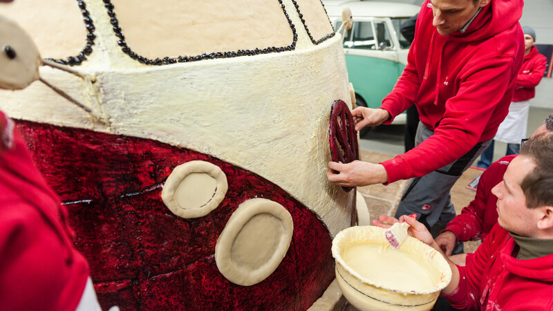 Die Feldkirchner bauen den VW-Bulli originalgetreu aus Lebkuchen nach. (Foto: Susanne Raith)