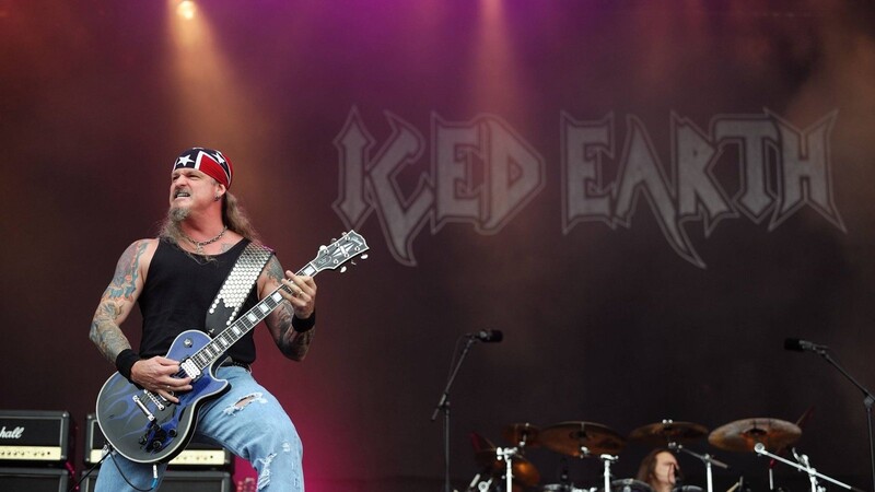 Jon Schaffer, Gitarrist und Songwriter von Iced Earth, bei einem Auftritt 2011 auf dem Wacken Open Air. Ihm wird nun vorgeworfen, an dem Sturm auf das Kapitol beteiligt gewesen zu sein.