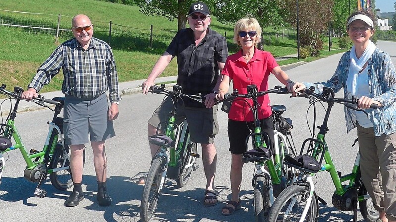 Der heute 90-Jährige (links) mit seinen drei Kindern Thomas, Isolde und Daniela (von links) 2017 beim Radfahren in der Steiermark in Österreich.