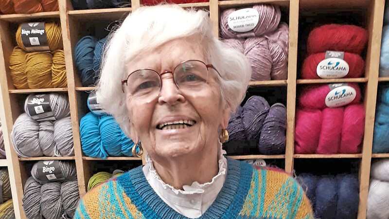 Maria Greiner lebt ihr Hobby. Gemeinsam mit ihrer Tochter betreibt sie das Wollgeschäft "Wolle Greiner" in der Regierungsstraße. Die beiden haben viele Stammkunden. Besonders freut sich Greiner aber über ganz junge Strick-Kunden, erzählt sie, "weil die sollen es wieder weitergeben".