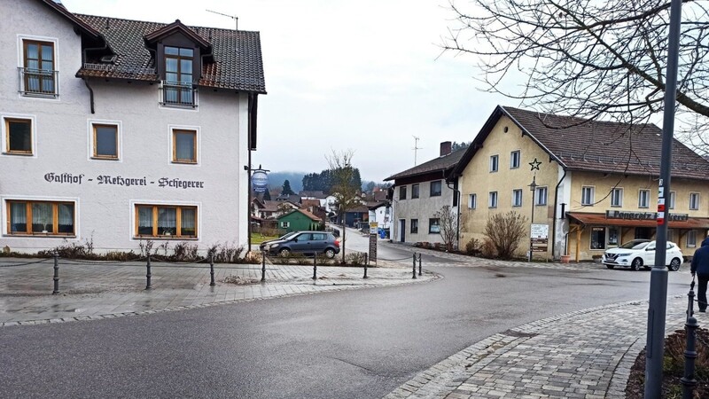 Im Rahmen der Dorferneuerung Grafenwiesen wurden unter anderem der Dorfplatz und der Rathausplatz umgestaltet sowie die Berghäuser Straße saniert.