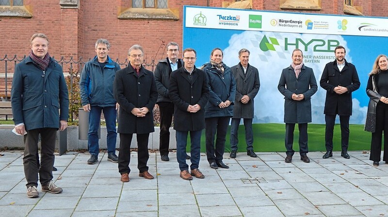 Vertreter der neuen Gesellschafter - Bürger-Energie-Unterhaching eG, Bürgerenergie Isar eG, BürgerEnergie Niederbayern eG, BayWa AG und Tyczka Hydrogen GmbH - trafen sich am Montag mit den Gründern der Hy2B Wasserstoff GmbH in Pfeffenhausen.