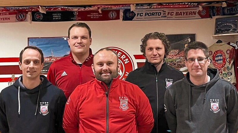 Der wiedergewählte Vorstand des Bayern-Fanclubs aus Au (v.l.): Martin Sebald, Andreas Gruber, Florian Papperger, Andreas Ferstl und Markus Baur.