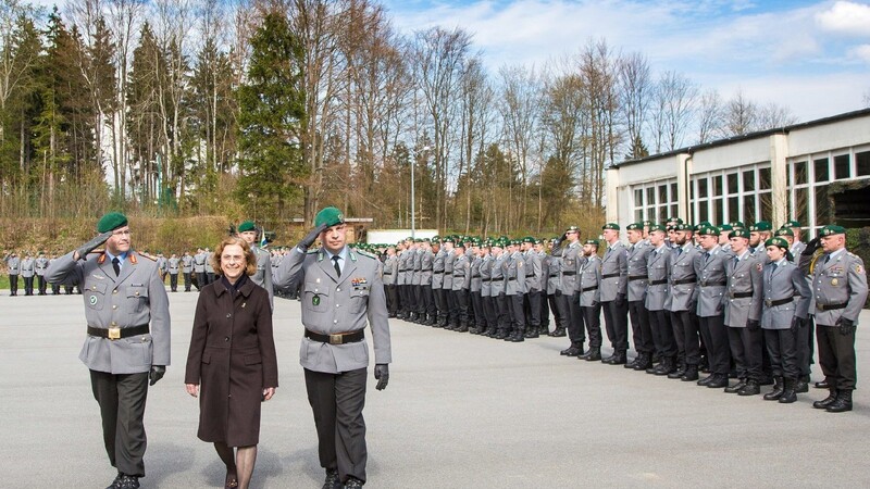 Brigadegeneral André Bodemann (v.li.), Bürgermeisterin Ilse Oswald und Oberstleutnant Michael Torger beim Abschreiten der angetretenen Formationen