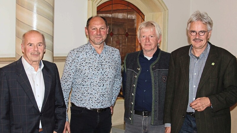 BN-Landesvorsitzender Richard Mergner (rechts) mit dem bisherigen Kreisvorsitzenden Peter Forstner, seinem Nachfolger Konrad Pöppel und dessen Stellvertreter Ingmar Stöckel (v. l.).