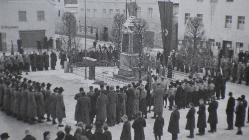 Am Geisenhausener Marktplatz gab es zu Beginn des Zweiten Weltkriegs Heldengedenk-Feiern für die gefallenen Soldaten.