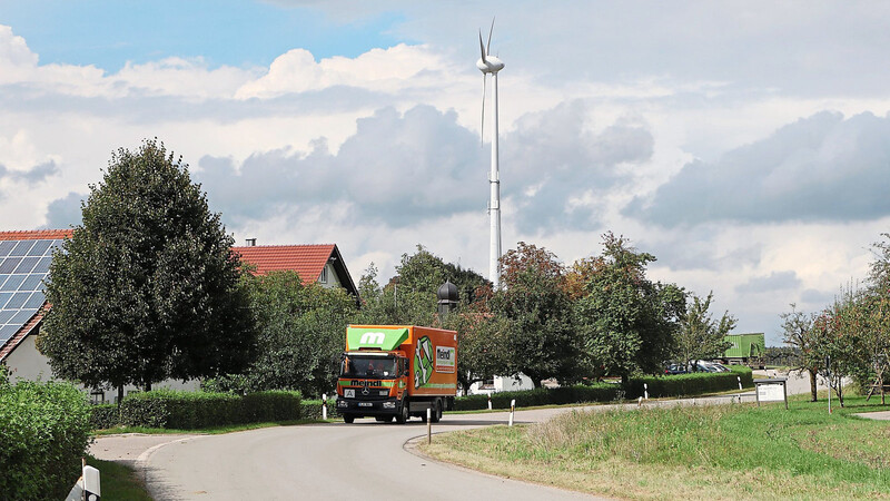 Hoch über Dietrichsdorf und von weitem sichtbar ragt das Windrad, für dessen Zukunft neue Pläne realisiert werden sollen.