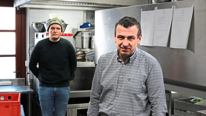 Geschäftsführer und Koch Franz Spornraft (links) und Koch Peter Podbressnik in der Küche. Die bleibt derzeit, passend zum Wetter, kalt.