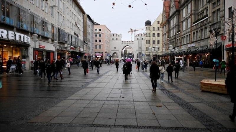 Wegen steigender Corona-Zahlen haben viele Menschen in Bayern den Samstag für Geschenkekäufe genutzt.