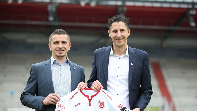 Der neue Cheftrainer (links) zusammen mit dem Jahn-Geschäftsführer Christian Keller (rechts).