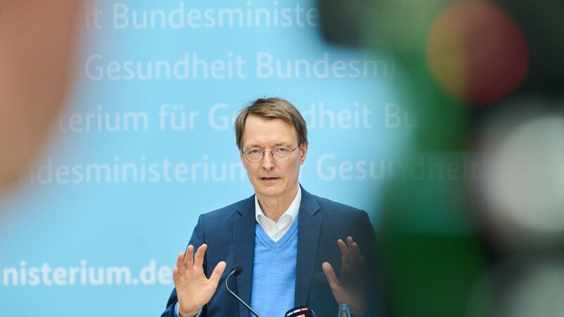 Karl Lauterbach (SPD), Bundesminister für Gesundheit, während einer Pressekonferenz in Berlin.