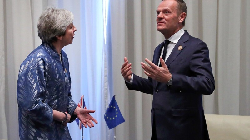Premierministerin Theresa May (hier mit EU-Ratspräsident Donald Tusk) hat erneut um einen Brexit-Aufschub gebeten.