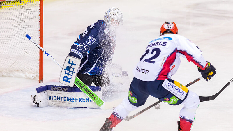 Das Eis im Straubinger Eisstadion wird vor dem Schlussspurt der DEL-Saison noch einmal frisch aufbereitet.