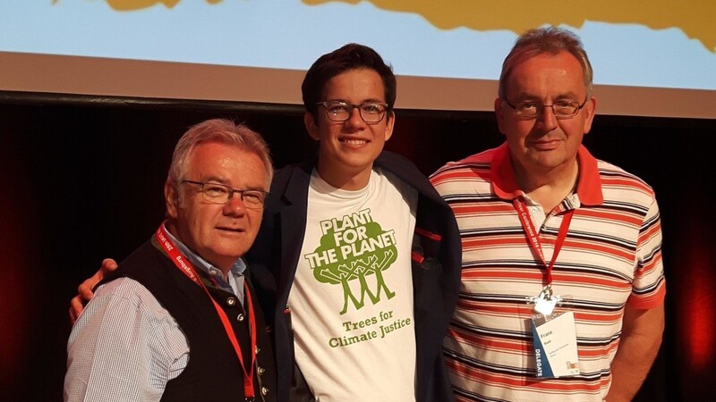 Sein Vortrag beeindruckte: Karheinz Sölch (links) und Franz Raab (rechts) mit Felix Finkbeiner bei der Weltfreiwilligenkonferenz in Augsburg.
