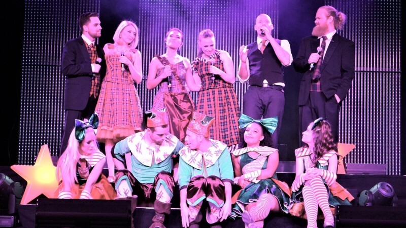 Die Sänger, unterstützt von den Tänzern, gaben im zweiten Teil der Show Weihnachtslieder aus aller Welt zum Besten.