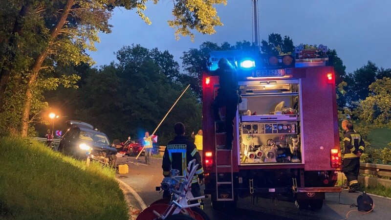 Bei einem Unfall auf der Staatsstraße 2126 bei Iggensbach (Kreis Deggendorf) kam am Montagabend ein 29-jähriger Mann ums Leben.