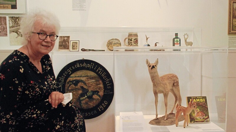 Museumsleiterin Barbara Michal mit Exponaten der "Viecher"-Sonderausstellung, die derzeit auf dem Bogenberg läuft.