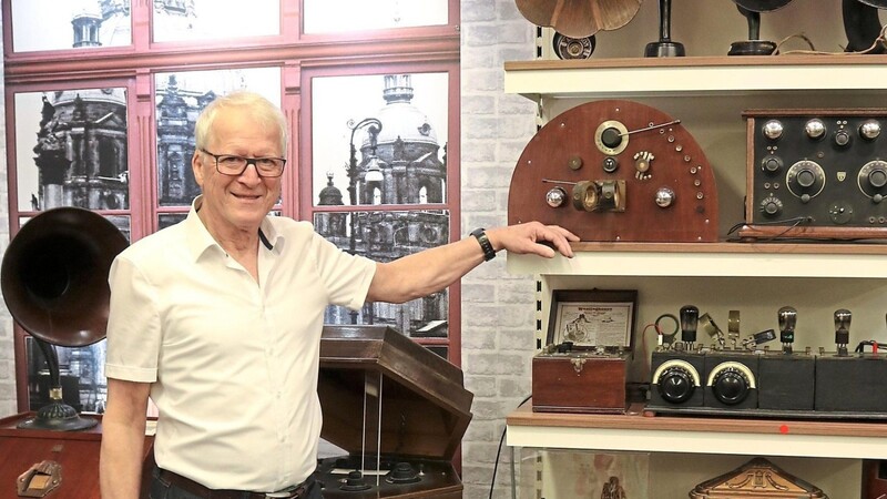 Michael Heller umgeben von Radiogeräten aus den 20er Jahren. Mit dem Rundfunkmuseum hat er sich einen Traum erfüllt. Am Samstag wird Heller 75 Jahre alt.