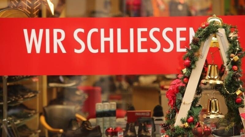 "Wir schließen" ist am dritten Adventswochenende an einem Schuhgeschäft in der Innenstadt von Wernigerode zu lesen.