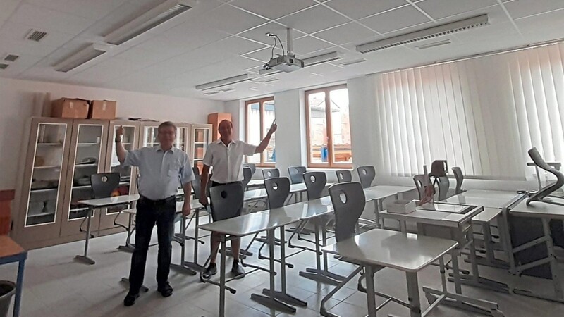 Berufsschulaußenstellenleiter Hans Altmann (links) und Fachlehrer Franz Reimer zeigen, wo sich im Unterrichtsraum der Maurer die Zu- und Abluftöffnungen für den Luftaustausch an der Decke befinden.