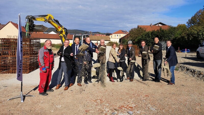 Ein Teil der Further Stadträte mit Bürgermeister Sandro Bauer (Vierter von rechts) und Vertretern von Ratisbona sowie Netto beim symbolischen Spatenstich.
