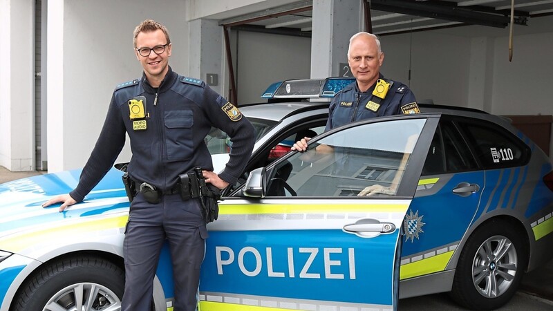 Auch in der Dienststelle Cham sind jetzt Bodycams im Einsatz. Damit können Thomas Zahorik (links) und Polizeichef Alfons Windmaißer künftig auf Streife gehen.
