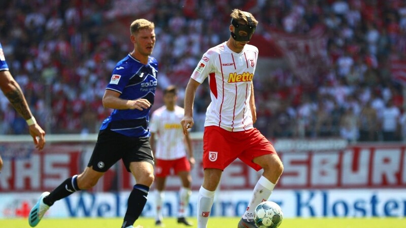 Max Besuschkow (rechts) und der SSV Jahn Regensburg haben ihr Heimspiel gegen Arminia Bielefeld verloren.