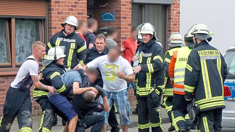 Der Extremfall, von der Kamera eingefangen: Drei Männer greifen 2015 in Bremervörde (Niedersachsen) Rettungskräfte an. Es gab einen tödlichen Unfall in der Innenstadt, die Männer gafften und sollten vom Einsatzort verwiesen werden.