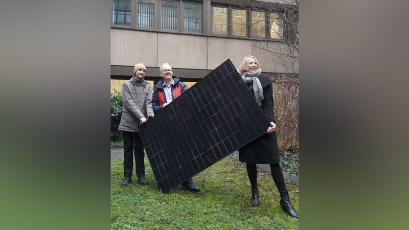 Erich und Erich Hirsch sind mit ihrem Solarmodul "Pioniere der Energiewende", findet Bürgermeisterin Katrin Habenschaden.