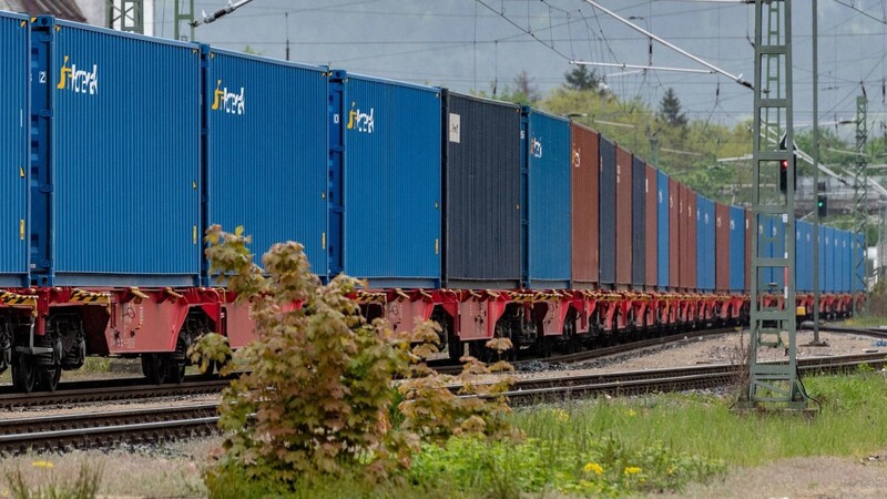 Die Bundespolizei ermittelt. Ein Güterzug ist eine weite Strecke ungebremst durch Bayern gerollt (Symbolbild).