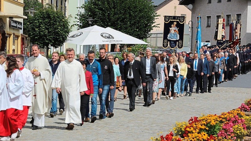 Angeführt von der Thürnsteiner Blaskapelle zogen Ministranten, die Geistlichkeit, PGR, KVW, kirchliche Mitarbeiter, Marktrat und Bürgermeister sowie zahlreiche Vereine in einem langen Kirchenzug über den Marktplatz.