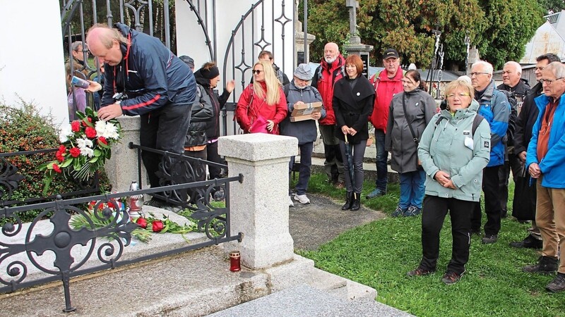 Am Grab des Schriftstellers Jindřich ?imon Baar wurden Blumengebinde niedergelegt, wie hier durch Jan Pek vom Gymnasium.