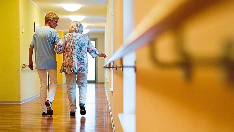 Die Altenpflege hat sich in den vergangenen Jahrzehnten stark verändert - und steht auch in Zukunft vor großen Herausforderungen.