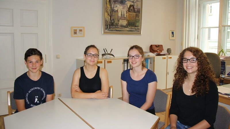 Lorenz, Jule, Julia und Nina (von links) besuchen die achte Klasse der Mittelstufe Plus am Albrecht-Altdorfer-Gymnasium in Regensburg. Sie sind mit ihrer Entscheidung, das Gymnasium in neun Jahren zu absolvieren, sehr zufrieden.