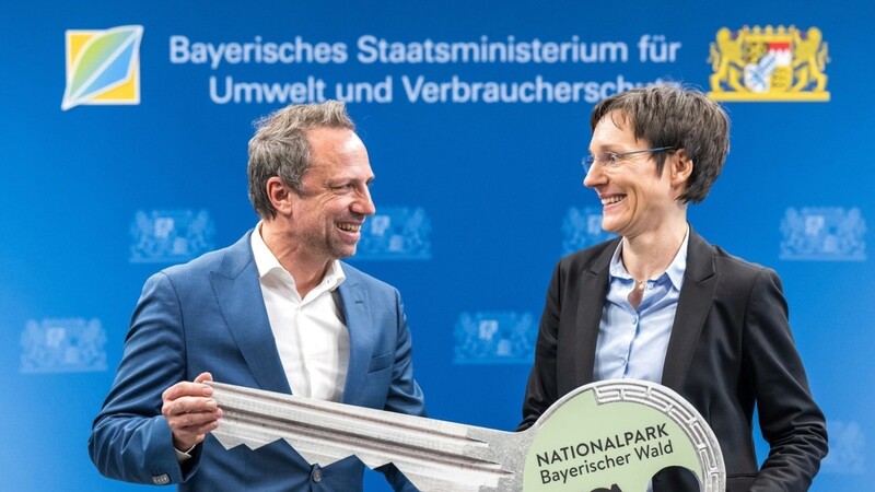 Thorsten Glauber (Freie Wähler), Staatsminister für Umwelt und Verbraucherschutz, übergibt Ursula Schuster symbolischen einen Schlüssel zu ihrem neuen Amt als erste Frau an der Spitze des ältesten Nationalparks Deutschlands.