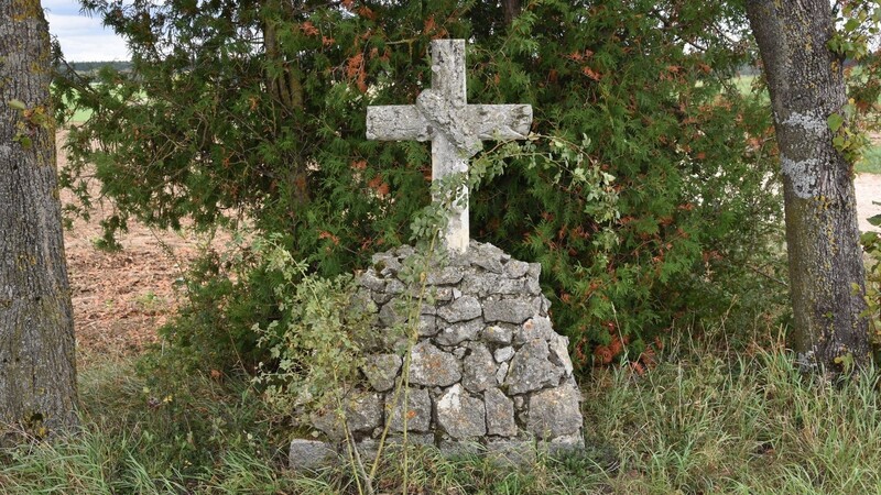 Dieses Steinkreuz bei Oberlaichling wurde 1993 aus Dankbarkeit für die Genesung nach einer schweren Krankheit errichtet.
