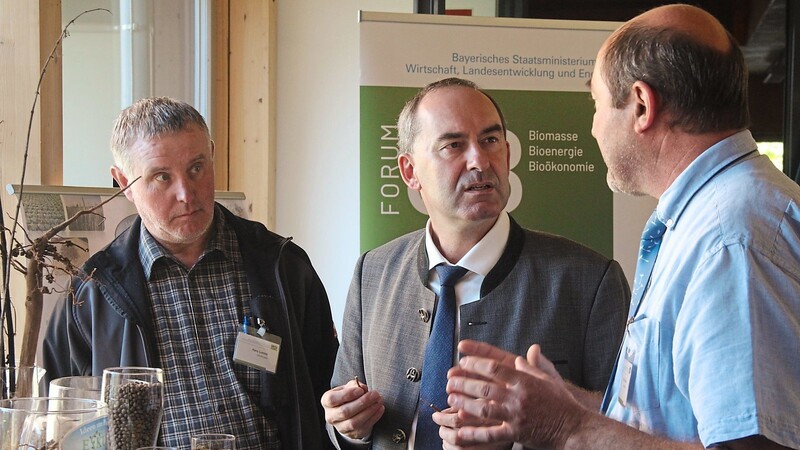 Hans Lummer (links) und Fred Eickmeyer (rechts) von der Parkstettener Firma ESKUSA erklärten Wirtschaftsminister Hubert Aiwanger, was man mit Sonderkulturen wie Arnika, Lupinien oder Löwenzahn machen kann.