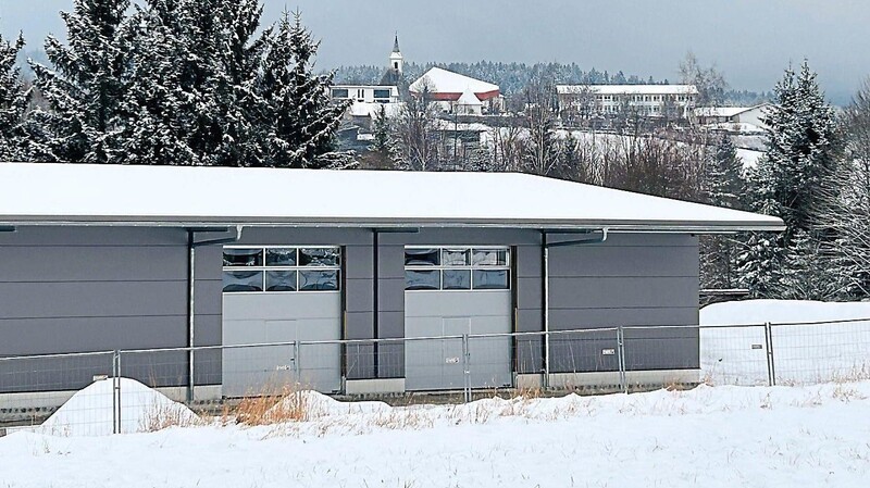 Zur Unterbringung von Ausrüstungsgegenständen der FFW Arrach und des Landkreises Cham wurden von der Gemeinde Flächen in der neu errichteten Lagerhalle im Gewerbegebiet Arrach-Mitte angemietet.