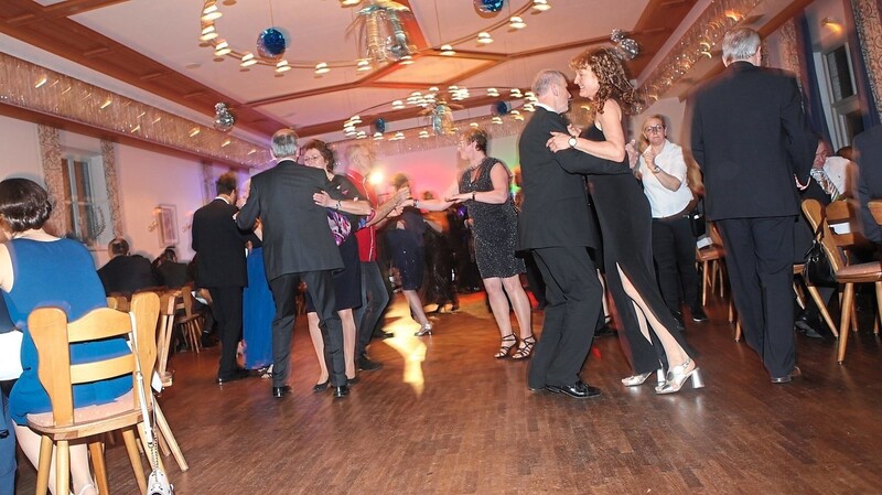 Beim fünften Schwarz-Weiß-Ball des Gewerbevereins Rottenburg war die Tanzfläche des Eigenstettersaals stets gut gefüllt.