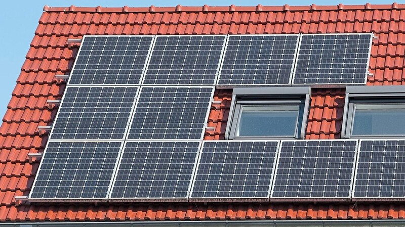 Eine Photovoltaikpflicht in künftigen Neubaugebieten: Auch das beantragt die ÖDP. (Symbolfoto)