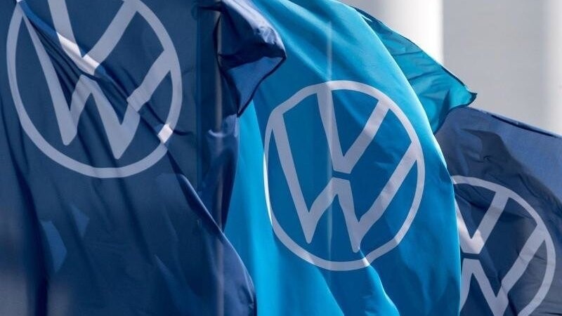 Fahnen mit dem VW-Logo wehen im Fahrzeugwerk von Volkswagen in Zwickau.